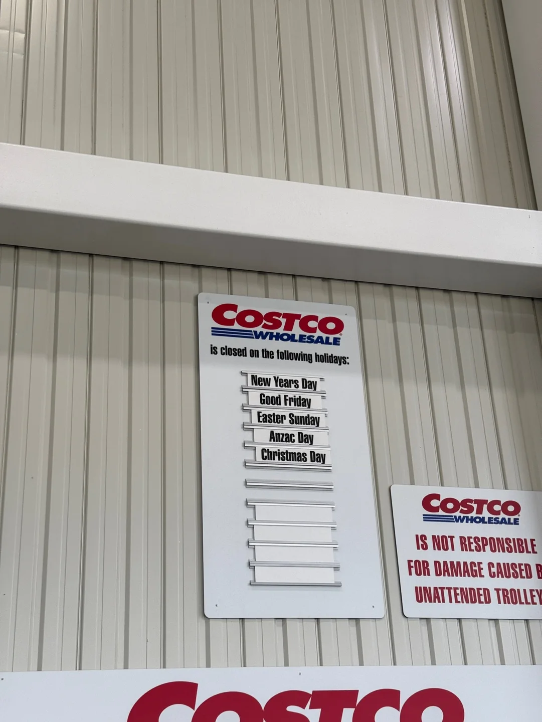 벽에 붙은 Costco Wholesale 휴무일 안내판. New Years Day, Good Friday, Easter Sunday, Anzac Day, Christmas Day가 적혀 있다