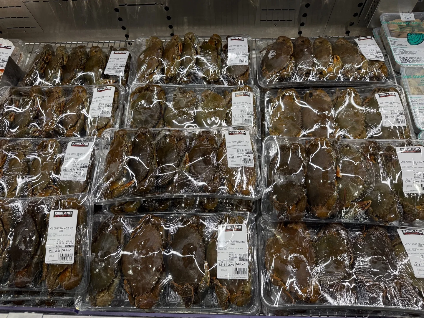 투명한 팩에 담긴 머드 크랩. 라벨에 Wild Caught Raw Whole Mud Crab, kg당 26.99라고 적혀 있다