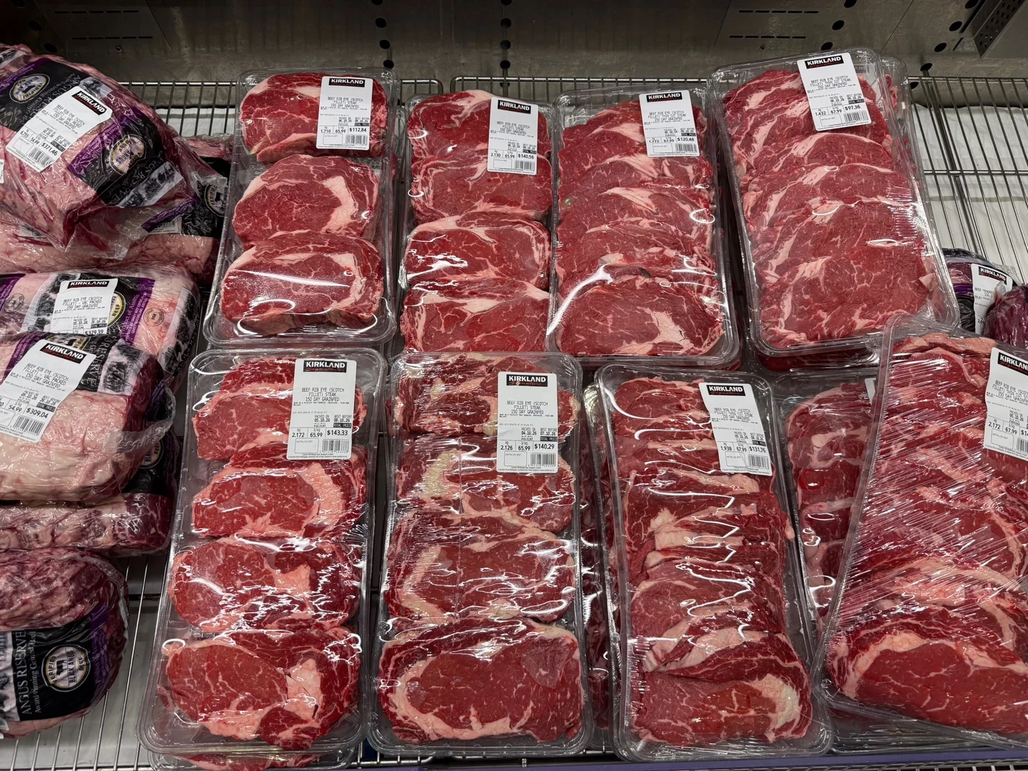 립아이 스테이크가 여러 장씩 담긴 팩들. 라벨에 Beef Rib Eye (Scotch Fillet) Steak 150 Day Grainfed라고 적혀 있다