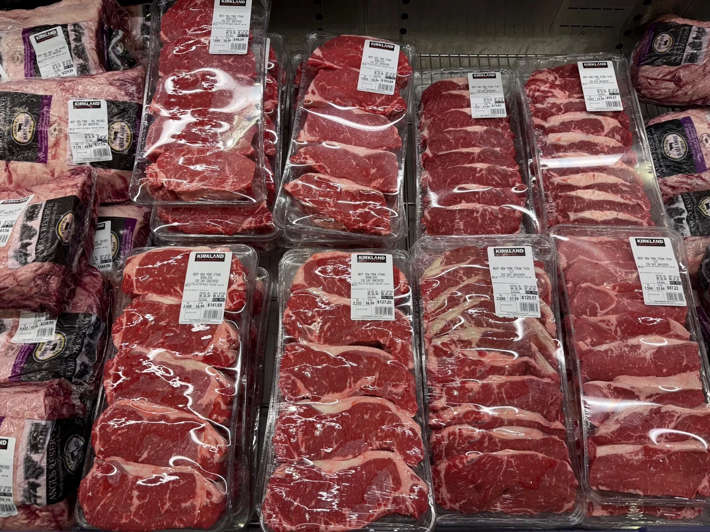 뉴욕 스테이크가 담긴 팩들. 라벨에 Beef New York Steak Boneless 150 Day Grainfed라고 적혀 있다