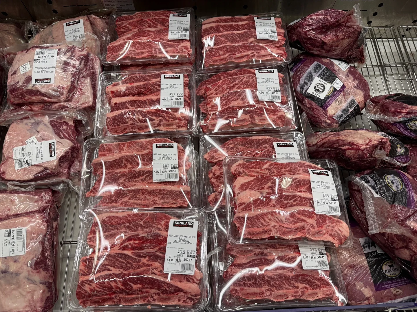 뼈째 얇게 썬 소갈비가 담긴 팩들. 라벨에 Beef Short Rib Bone In Thin Sliced, kg당 38.99라고 적혀 있다