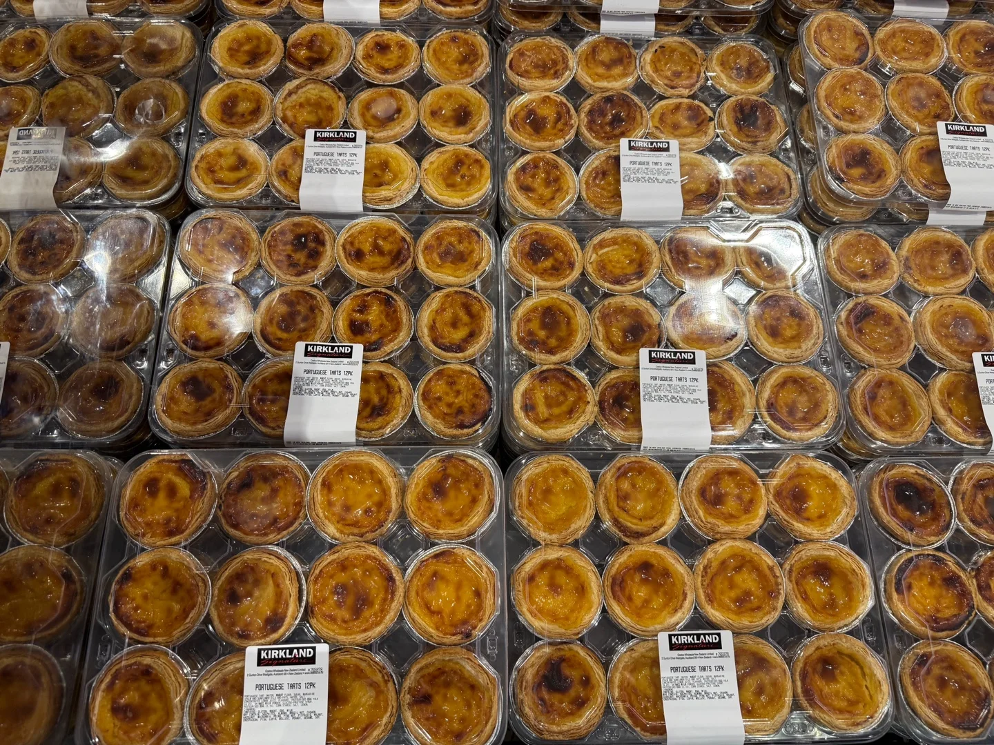 에그타르트가 12개씩 담긴 투명 팩들. 라벨에 Portuguese Tarts 12PK라고 적혀 있다