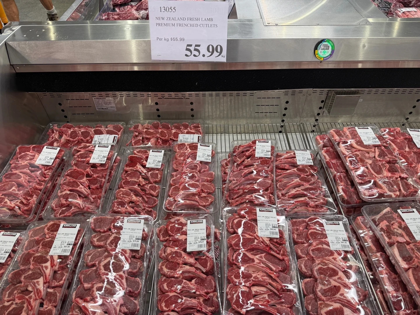 양갈비 팩이 가득한 진열대와 그 위의 가격표. New Zealand Fresh Lamb Premium Frenched Cutlets, kg당 55.99라고 적혀 있다