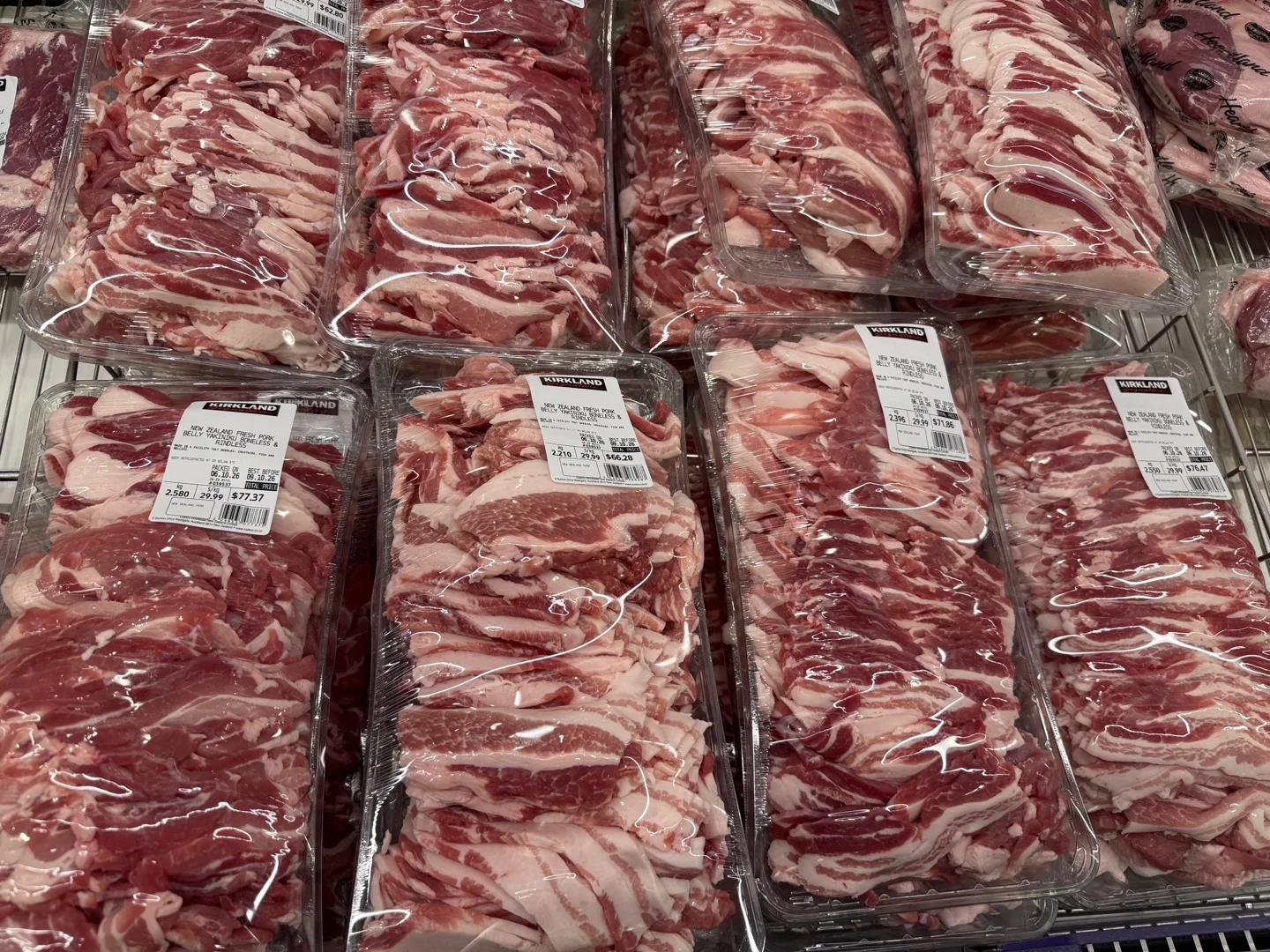 얇게 썬 삼겹살이 담긴 팩들. 라벨에 New Zealand Fresh Pork Belly Yakiniku Boneless & Rindless, kg당 29.99라고 적혀 있다