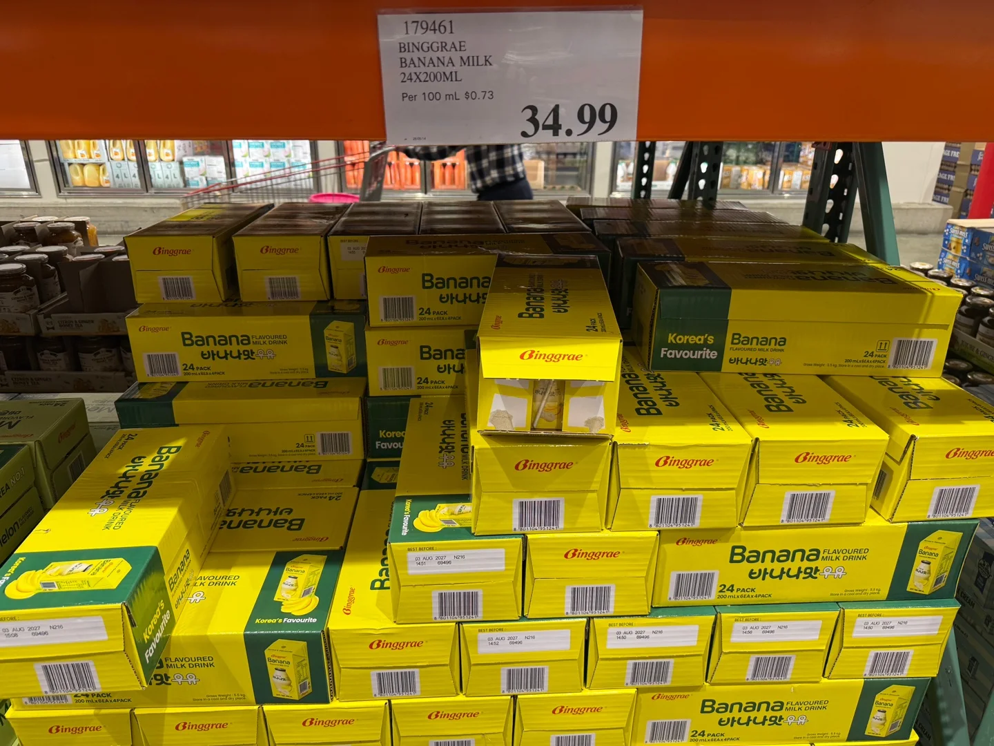 노란 빙그레 바나나맛우유 24팩 상자가 쌓여 있고 위에 34.99 가격표가 있다