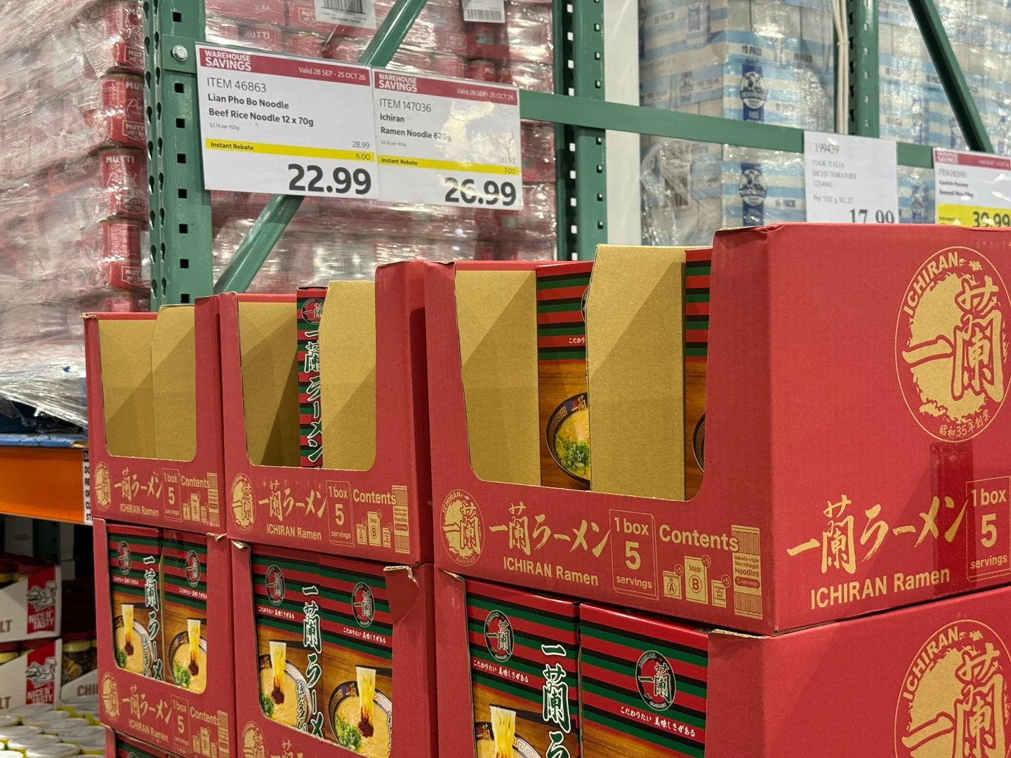 빨간 Ichiran 라멘 상자와 뒤쪽의 Warehouse Savings 할인 가격표 22.99, 26.99