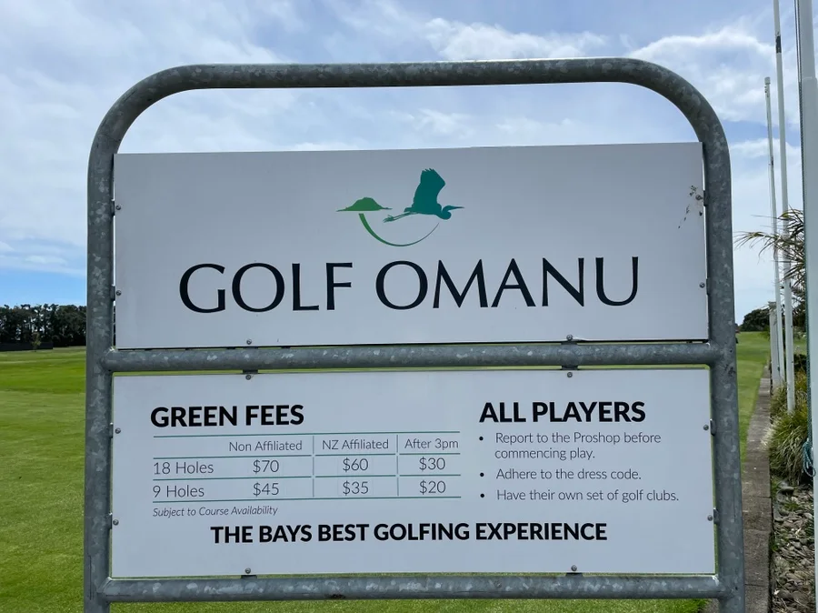 Golf Omanu 요금판. 18홀 Non Affiliated 70달러, NZ Affiliated 60달러, 오후 3시 이후 30달러라고 적혀 있다