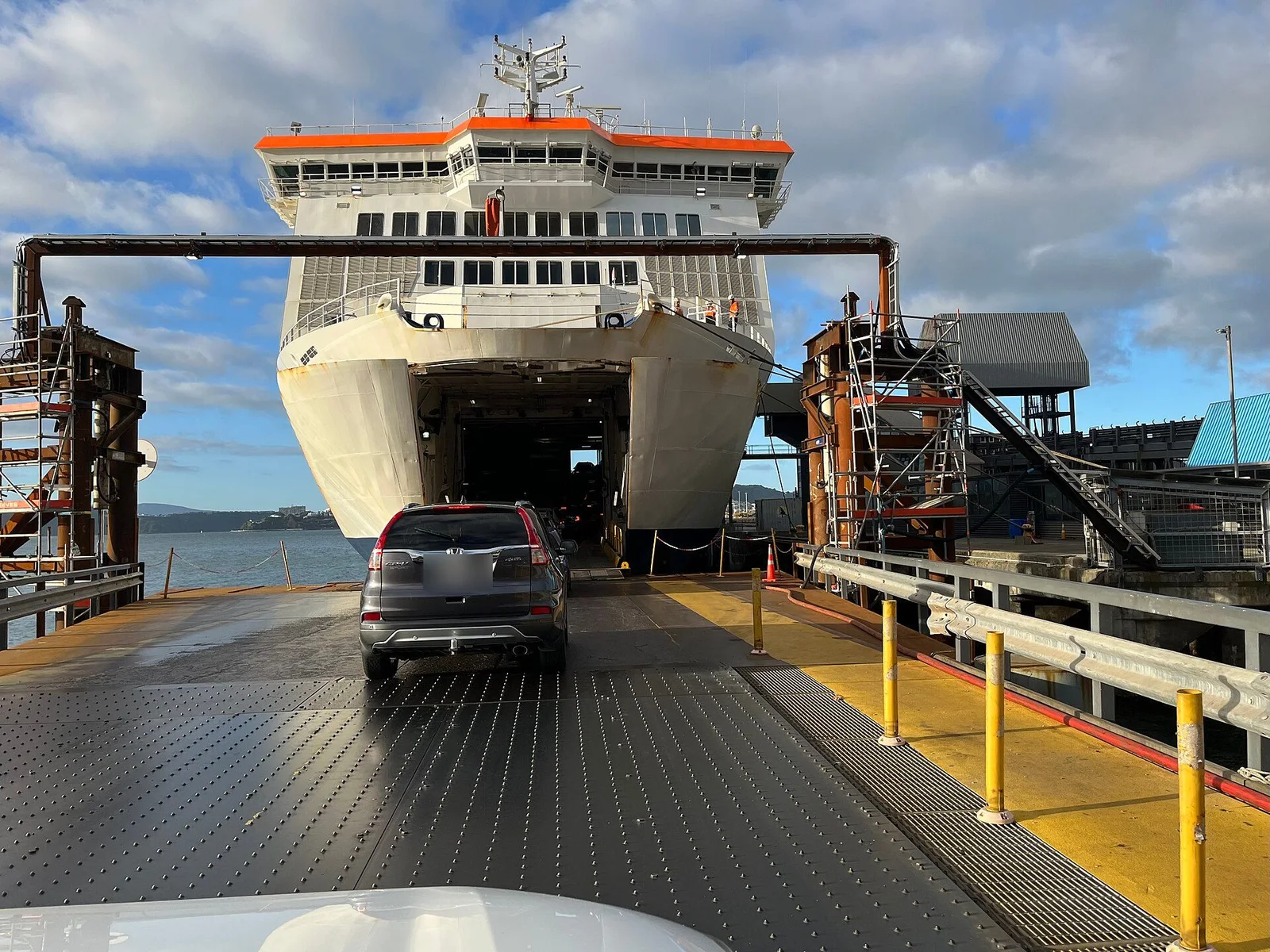 웰링턴 부두에 댄 Interislander 페리의 열린 뱃머리로 승용차가 줄지어 들어가는 모습 (사진: AnnWoolliams / Wikimedia Commons, CC BY-SA 4.0, 번호판을 흐리게 고침)